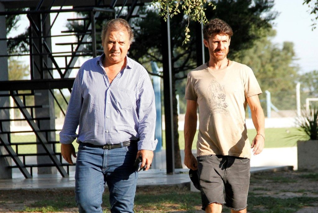 Pablo Aimar y Alicio Dagatti, presidente del León. (Prensa Estudiantes de Río Cuarto)