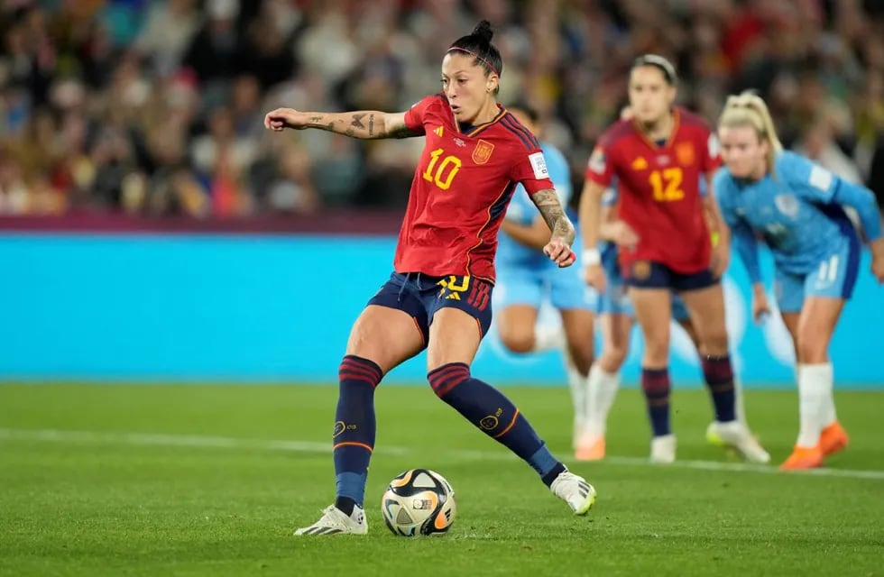 Jennifer Hermoso, la jugadora de España que se sorprendió con un beso en la boca del presidente de la Federación durante el festejo por el Mundial. (AP)