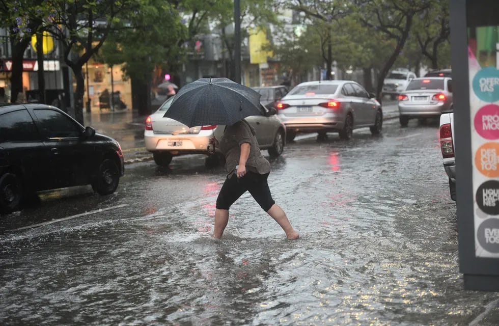 Lluvia en Córdoba, calles inundadas.  Avenida Rafael Núñez al 4000, (Pedro Castillo / La Voz)