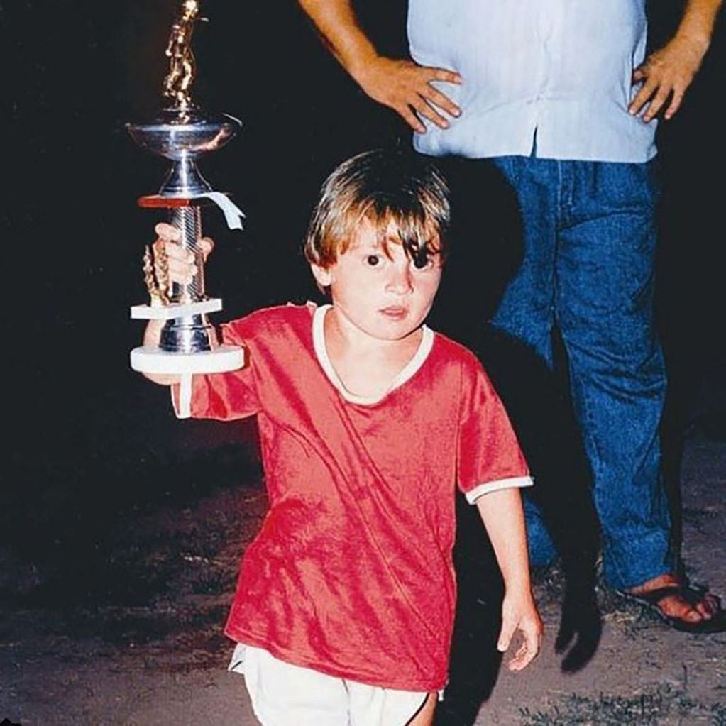 Desde chico Lionel Messi ya levantaba trofeos.