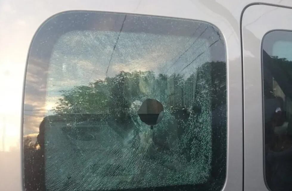 La camioneta de Analía quedó destrozada luego de que le arrojaran una bomba en Rivera al 1300. (@belitaonline)