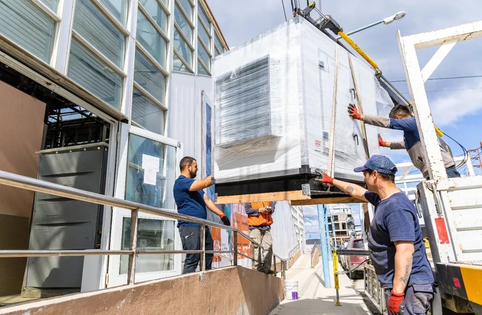 Colocan equipos de calefacción en las tiras 4 y 6 del Hospital Regional Ushuaia