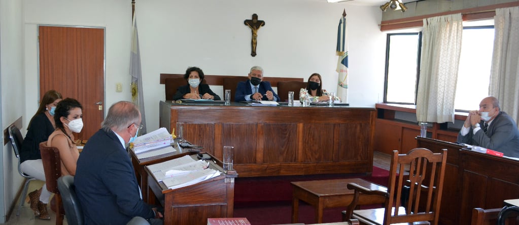 A la izquierda el fiscal Marcelo Cuellar, exponiendo sus alegatos ante el Tribunal en lo Criminal 1 de Jujuy integrado por el juez Luciano Yapura como presidente de trámite, y las juezas Felicia Barrios y María Tolaba.