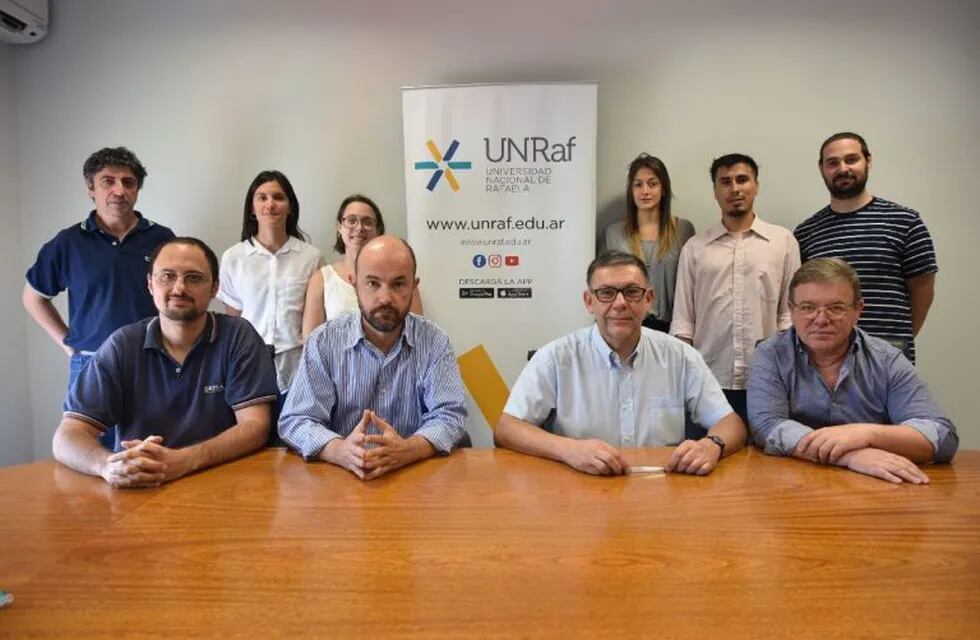 El rector, Dr. Rubén Ascúa, el Presidente de DEISA, CPN Andrés Ferrero y el Director de Proyectos de esa empresa, Ing. José Risso, junto al equipo de profesionales UNRaf Tec. (Prensa UNRaf)