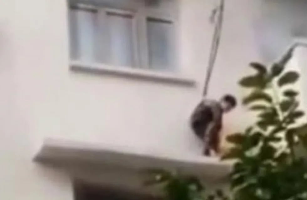 ¡Insólito! Una mujer ató a su nieto y lo bajó desde un balcón para salvar a su gato
