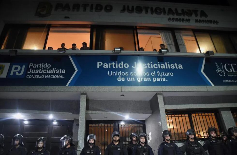 Miembros de la policía custodian la sede del Partido Justicialista. (EFE).