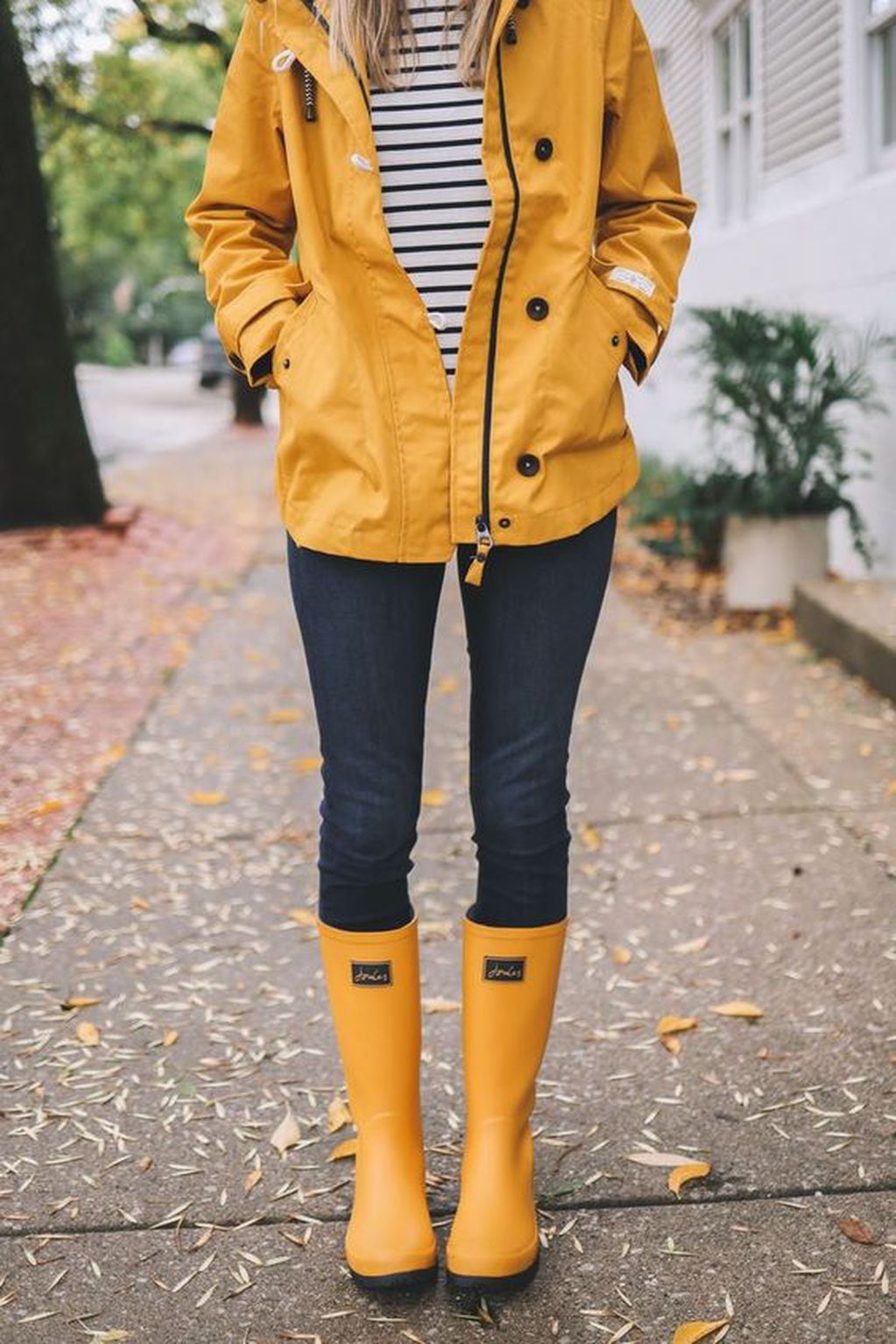 Outfit para la lluvia: la prenda básica que no puede faltar en el look.