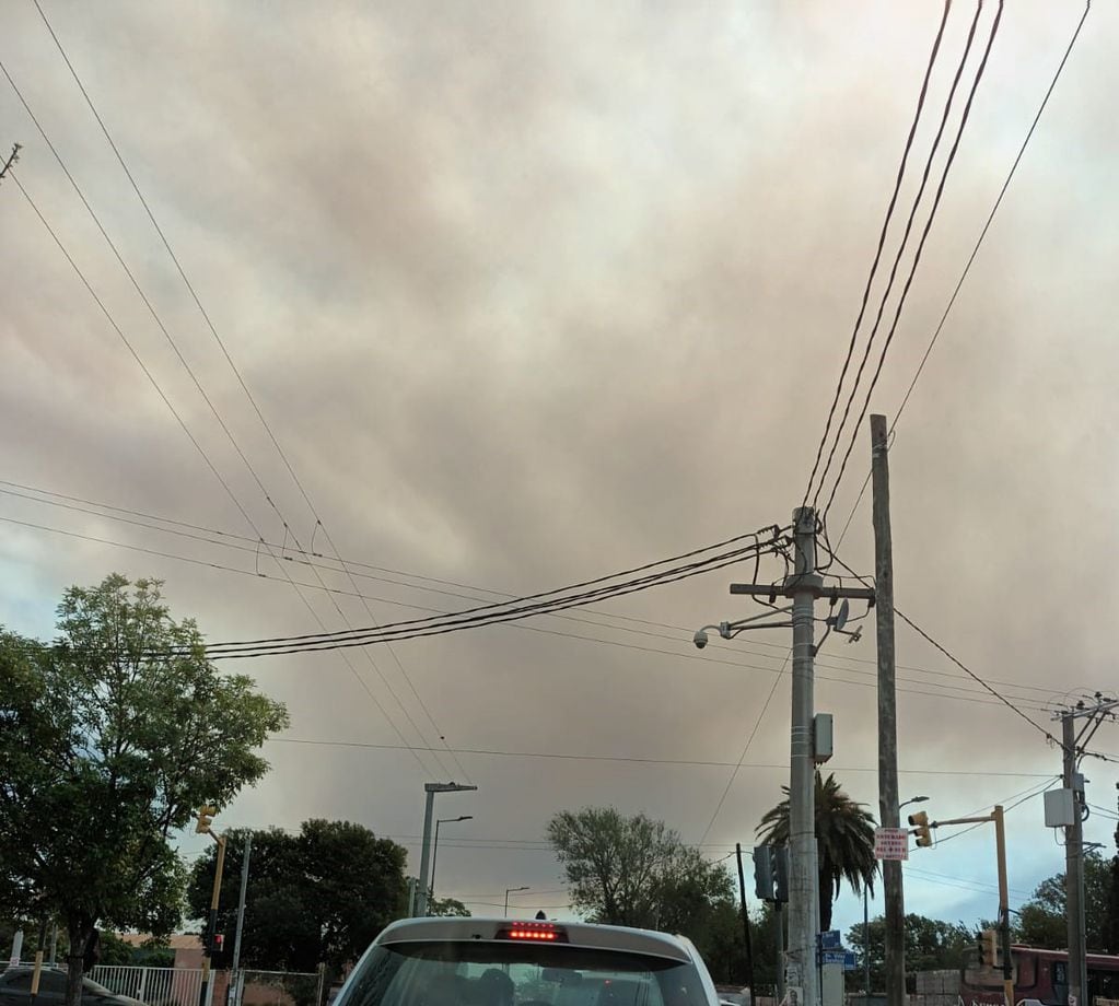El humo cubre la ciudad de Córdoba. Imagen de Av. Vélez Sarsfield esquina El Tirol.