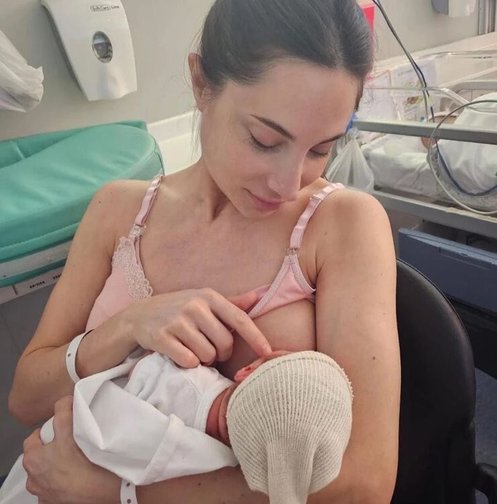 Magui Bravi junto a su bebé recién nacido.