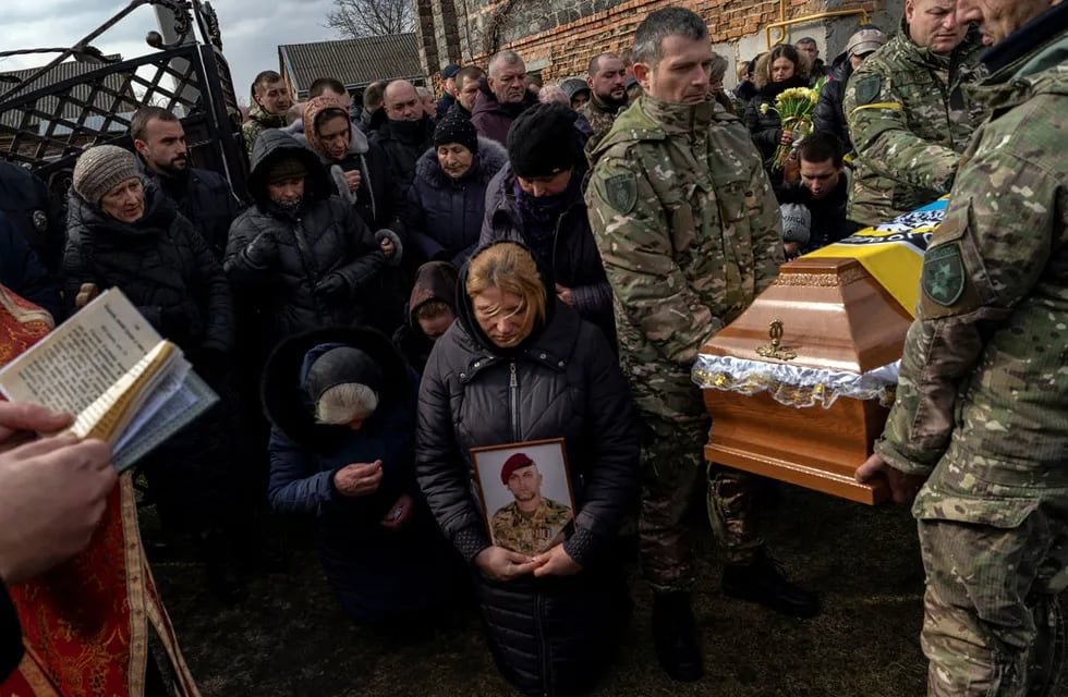 Familiares y amigos lloran en el funeral del sargento de policía Roman Rushchyshyn (AP /Bernat Armangue)