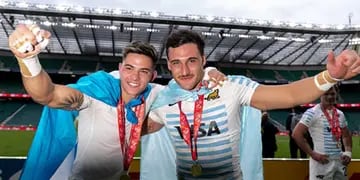 Rodrigo Isgro con su amigo Moneta, ambos en el Dream Team de la World Rugby Series 2023