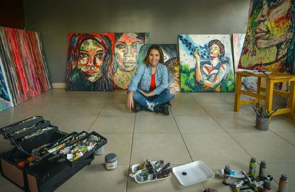 Las obras de Gabriela Martín Crosa representan rostros de mujeres con poderosso colores.
