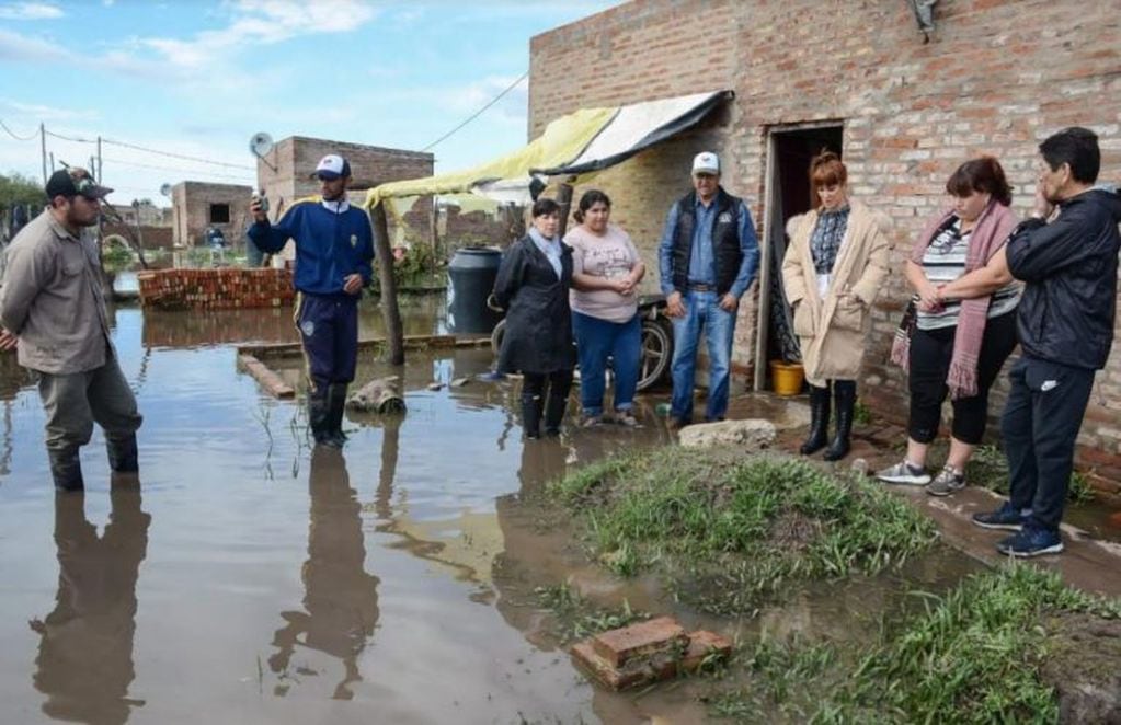 Miriam Lanzoni visitó su pueblo natal, Pampa del Infierno, tras las inundaciones que dejaron casi mil evacuados.