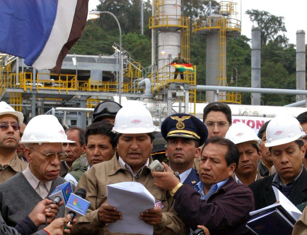 Fotografía de archivo fechada el 1 de mayo de 2006 que muestra al presidente de Bolivia, Evo Morales (c), mientras confirma un "decreto supremo" que nacionaliza y da al Estado el "control absoluto" de todos los hidrocarburos, en las instalaciones del pozo San Alberto, departamento de Tarija (Bolivia). EFE/ Agencia Boliviana de Información