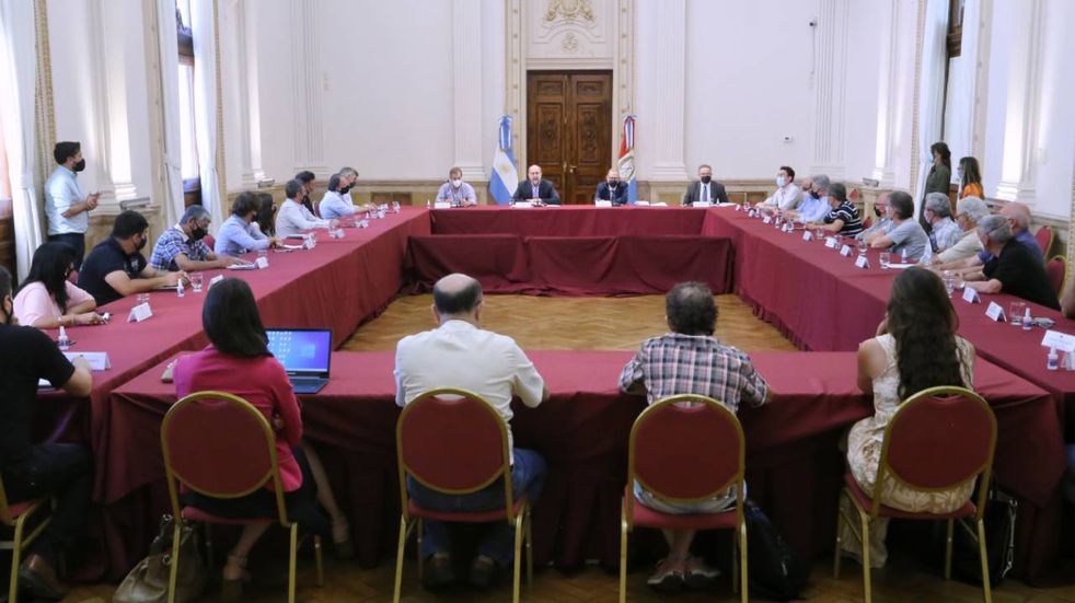 Reunión de Perotti y Corach con organizaciones. (Gobierno de Santa Fe)
