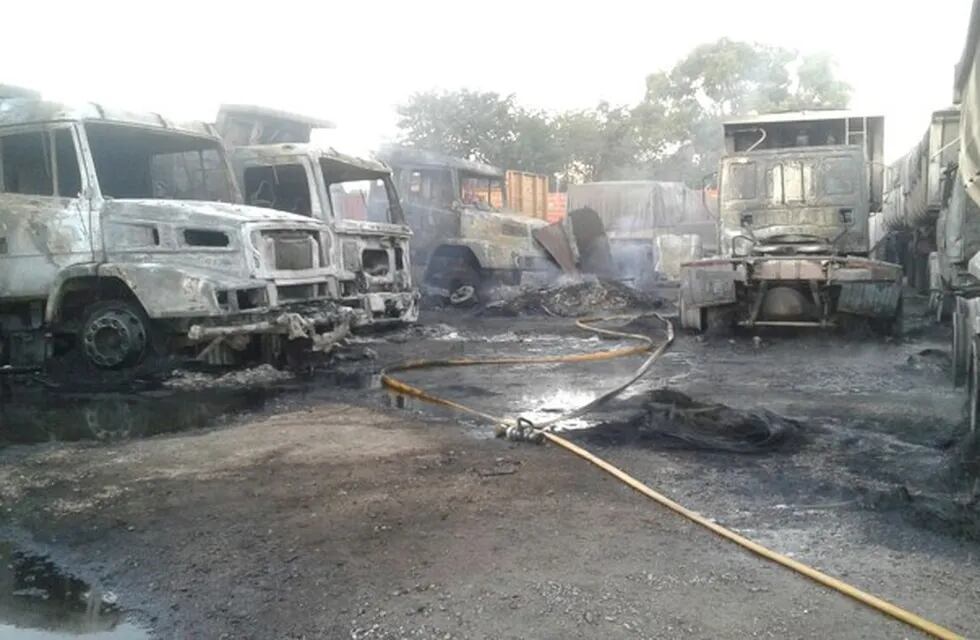 Al menos ocho camiones resultaron afectados por las llamas. (El Norte)
