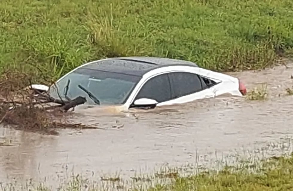 El Honda Civic quedó hundido en el agua luego del episodio registrado sobre el kilómetro 304.