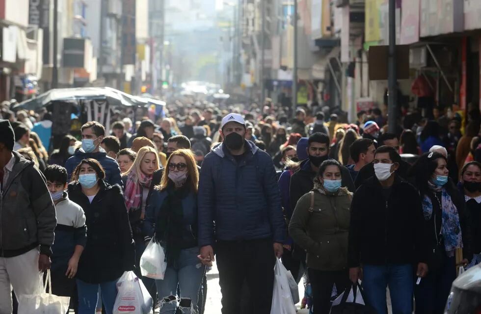 Los comercios se ven abarrotados en el centro de la ciudad.