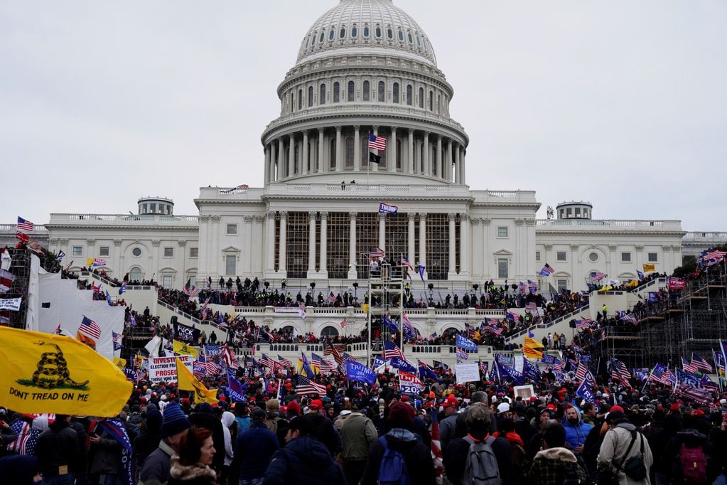 Seguidores de Donald Trump irrumpen durante unas protestas en los terrenos del Capitolio de los Estados Unidos. (EFE)