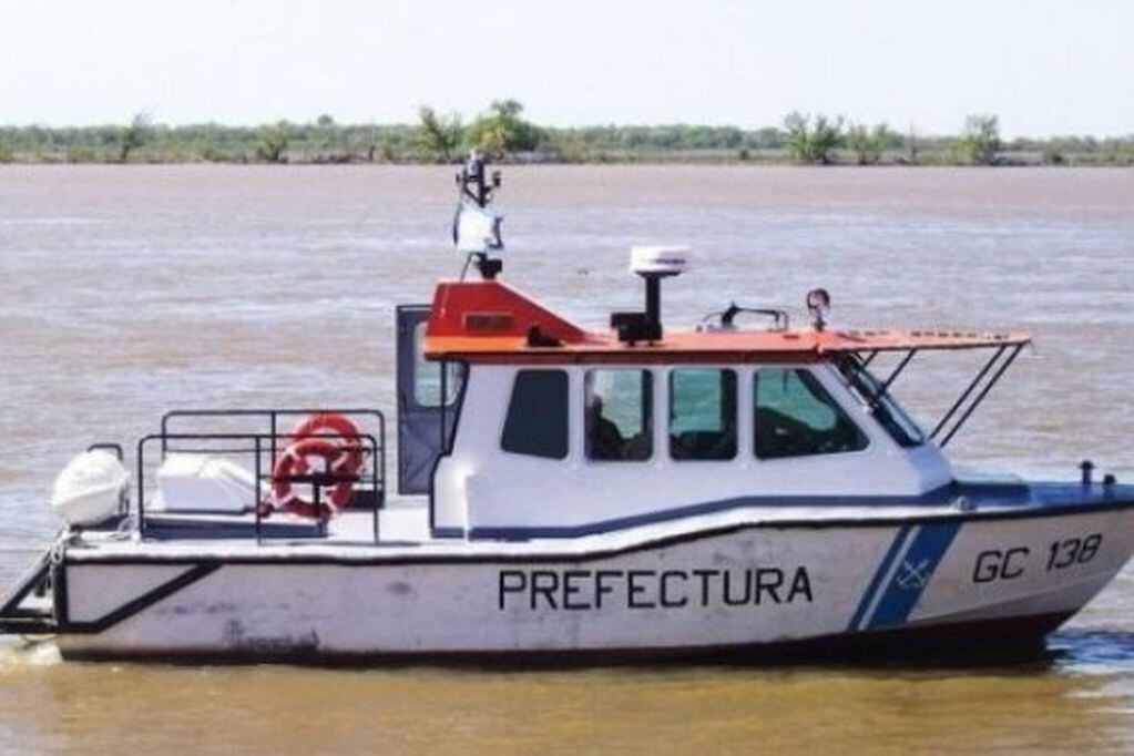 Efectivos de la Prefectura Naval Argentina buscan a las dos personas desaparecidas en el río Luján, en la localidad de San Fernando.