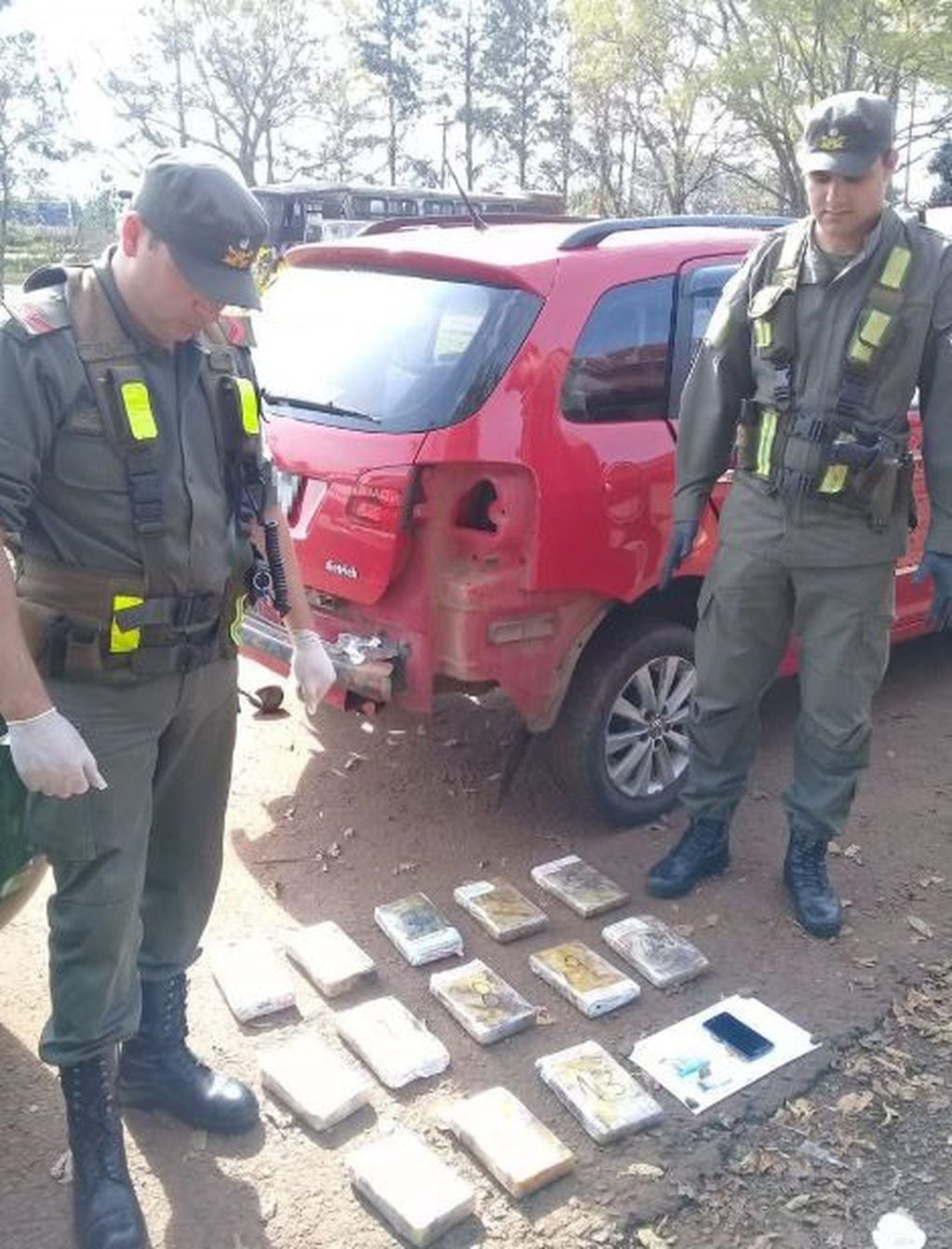 Encontraron 14 kilos de cocaína ocultos en una camioneta. (Foto: Gendarmería)