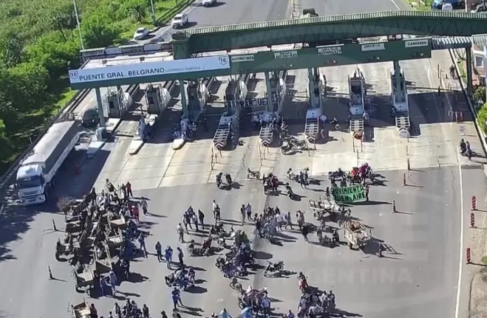 Organizaciones sociales y sindicatos cortaron el puente Gral. Belgrano en reclamo de mejoras salariales.