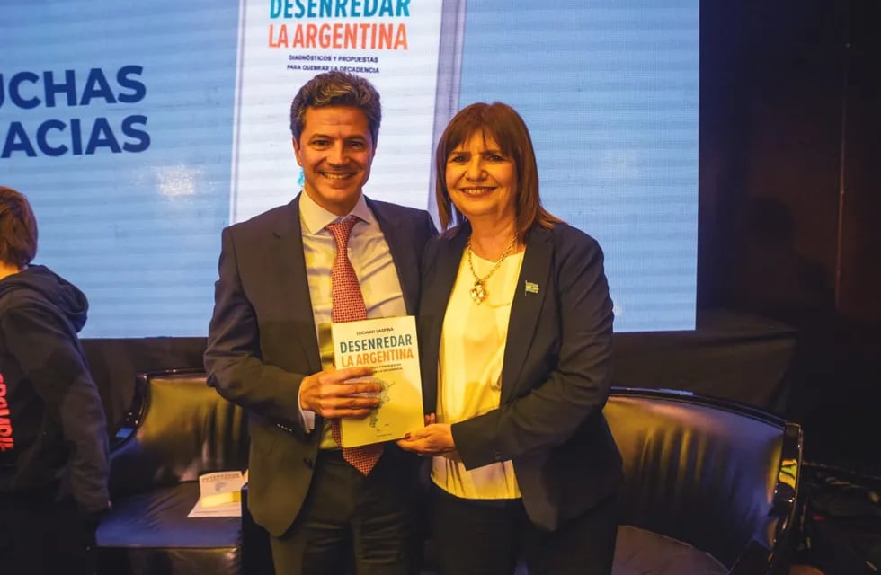 El diputado y economista Luciano Laspina (PRO) en la presentación de su libro "Desenredar la Argentina" junto a la precandidata presidencial Patricia Bullrich (Foto: Prensa Luciano Laspina)