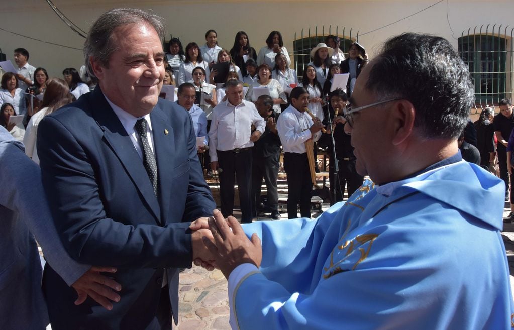 El obispo Félix Paredes Cruz recibió al 
vicegobernador Alberto Bernis, quien fue portador del saludo del gobernador Carlos Sadir para la feligresía humahuaqueña.