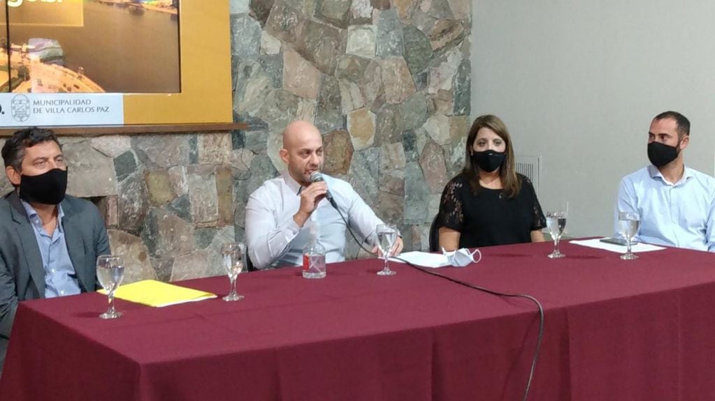 El intendente de Villa Carlos Paz, Daniel Gómez Gesteira en conferencia de prensa.