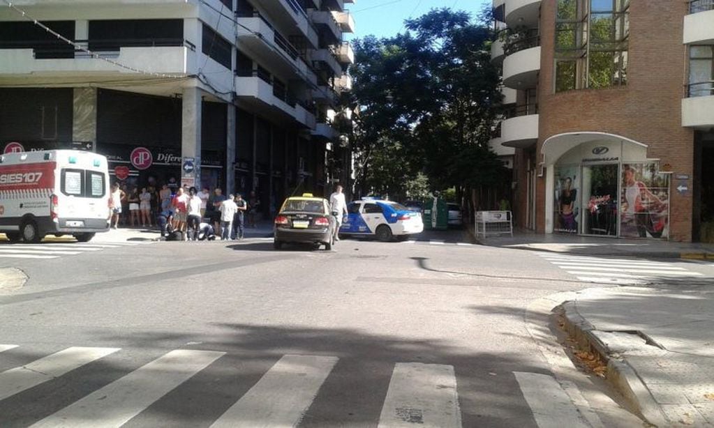 Choque entre un taxi y una motocicleta en la esquina de Córdoba y Dorrego, Rosario.