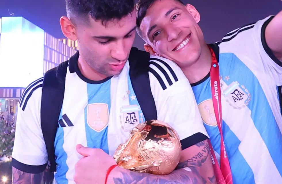 Posteo de los jugadores cordobeses de la selección argentina campeona del mundo en el arribo al país.