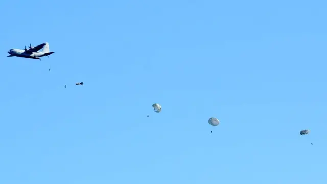 Paracaidistas sobre el lago San Roque