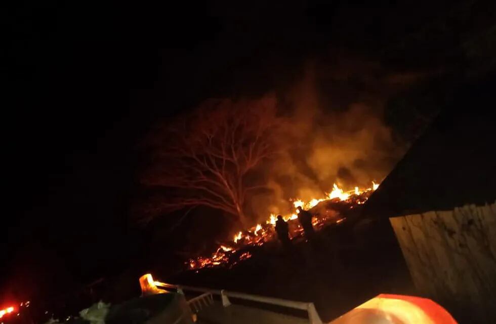 Santiago de Liniers: un incendio consumió un galpón y casi avanza a la casa lindante.