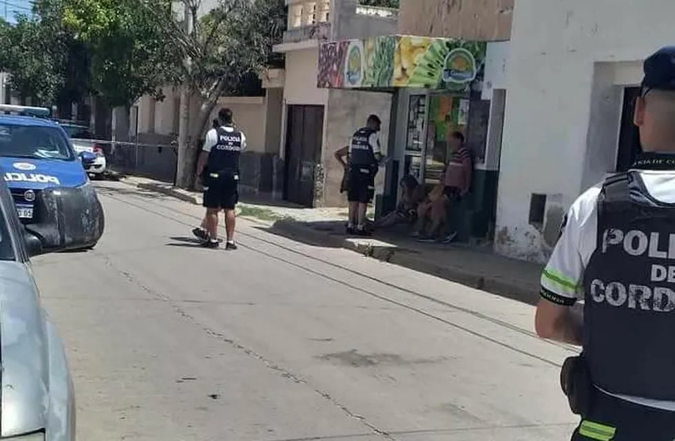 Bomberos y Policía de Córdoba trabajan en el domicilio.