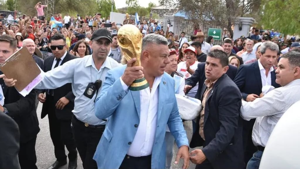 Chiqui Tapia ofrendó la Copa del Mundo a la Difunta Correa, como había prometido.