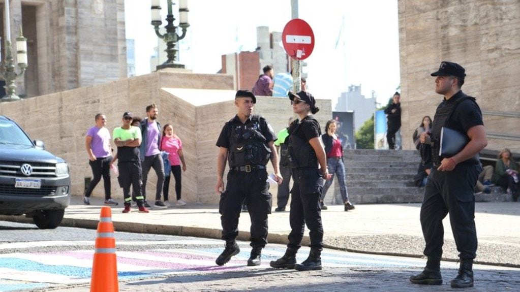 El edificio ubicado en Córdoba al 800 fue evacuado durante la mañana del lunes.