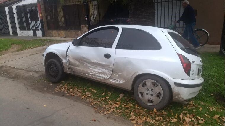 Choque entre un móvil policial y un auto. (Rosario3)