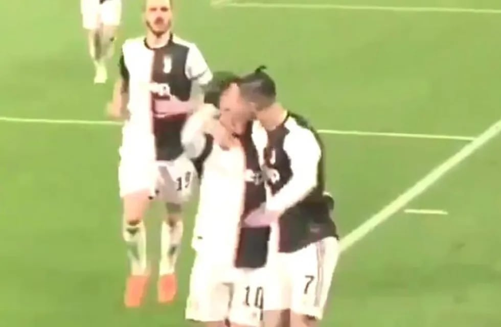 El beso accidental entre Cristiano Ronaldo y Paulo Dybala en el festejo del gol de la Juve.