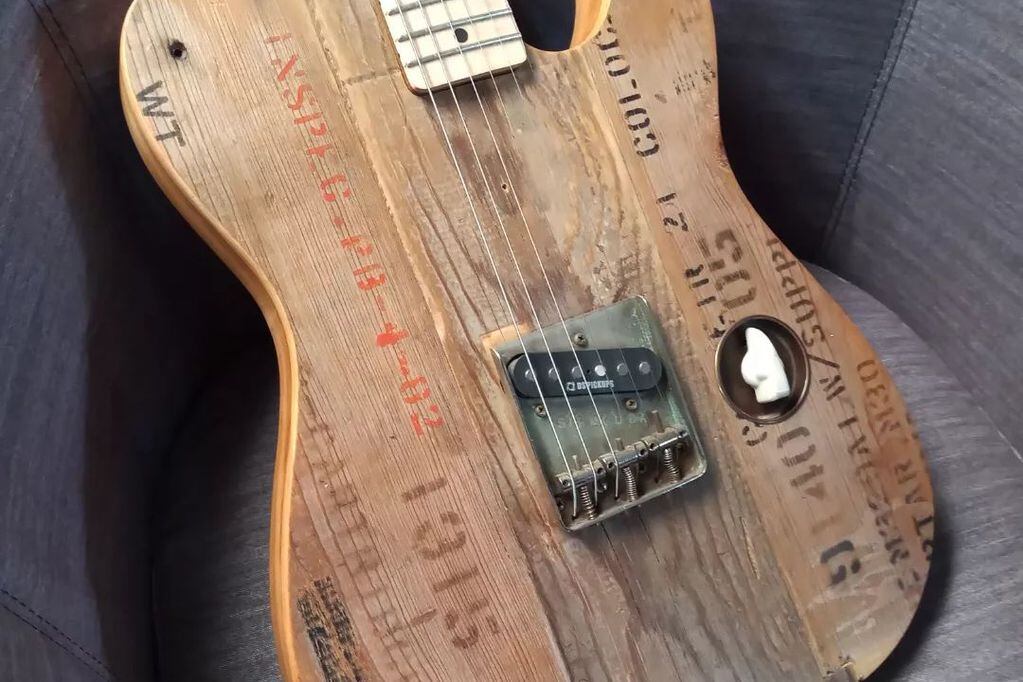 El luthier puntaltense Maxi Siracusa transformó la caja de un misil de Malvinas en una guitarra.