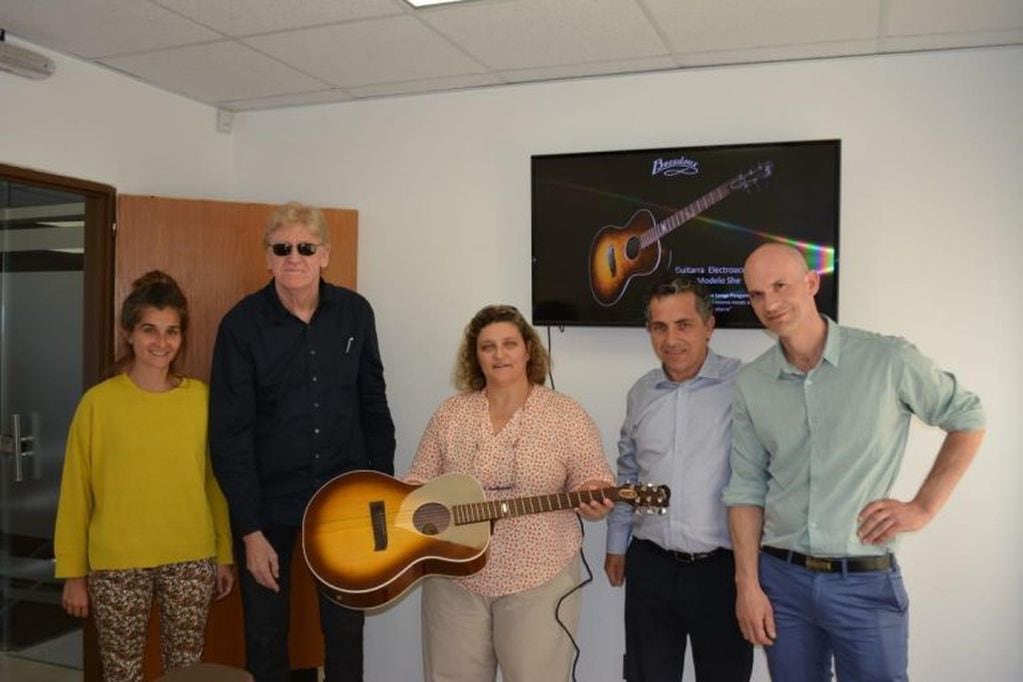 Equipo del Ministerio de Producción y Ambiente reunido con una empresa productora de instrumentos musicales con madera de lenga fueguina