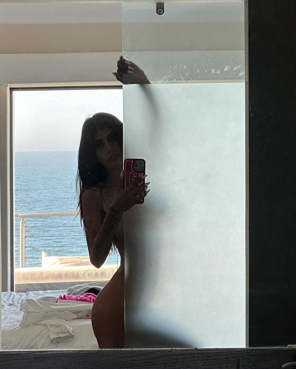 Mia Khalifa encendió Instagram posando al desnudo y mirando a cámara
