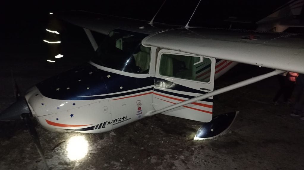 Avioneta tuvo que aterrizar de emergencia en la laguna Mar Chiquita. (Policía de Córdoba)