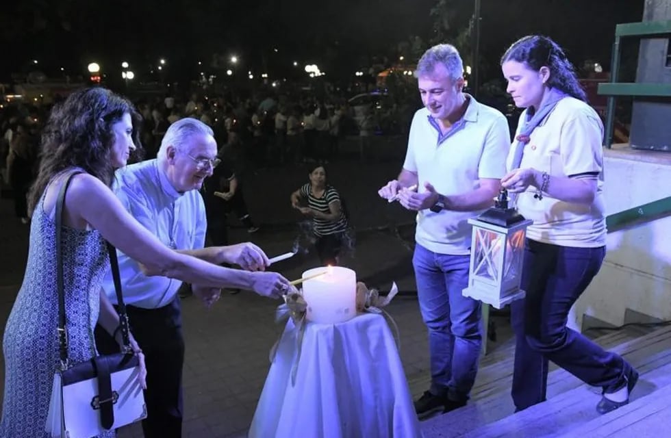 Luis Castellano y su esposa, Monseñor Luis Fernández y representantes souts, replicando la luz de Belén. (Prensa Municipalidad de Rafaela)
