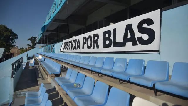 Cancha. En el partido de ayer de Belgrano, una bandera exigió justicia por Blas. (Facundo Luque)