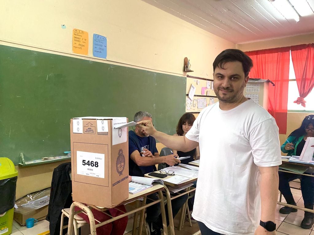 Ramiro Marra emitiendo su voto.