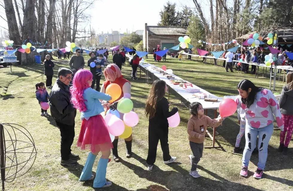 La torta de las infancias más larga del mundo fue donada a comedores de Neuquén