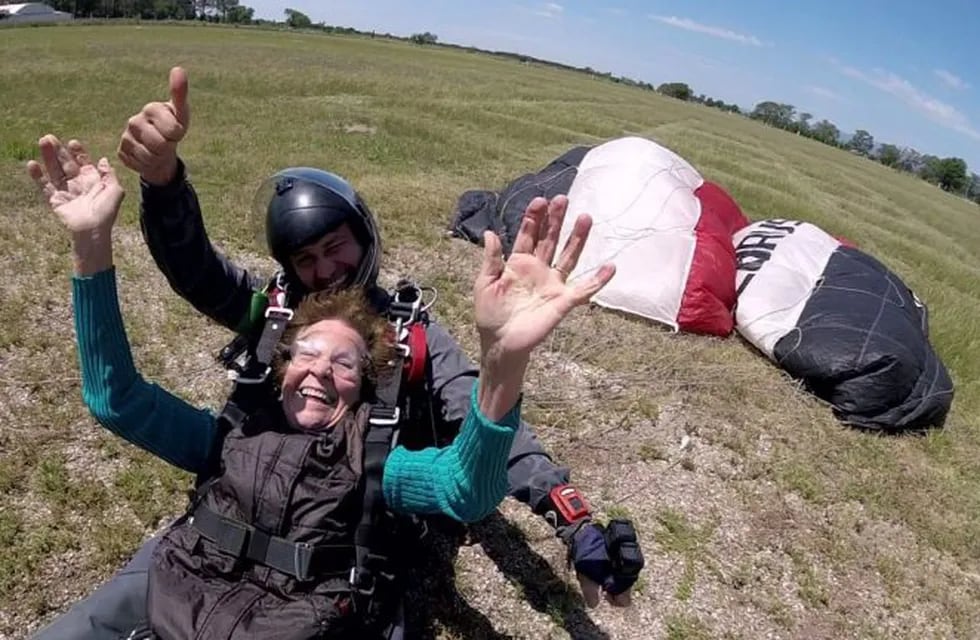 Abuela de 83 años se tiró en paracaídas en Alta Gracia