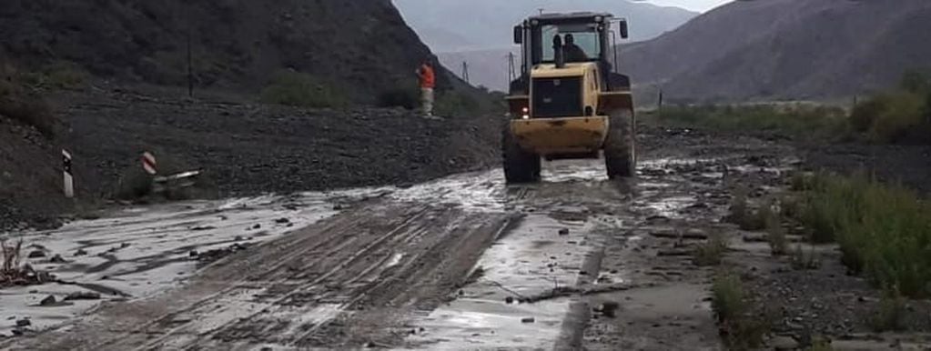 Maquinaria de Vialidad trabajaba en las últimas horas de la tarde del lunes para despejar la calzada de la Ruta Nacional 9, en la zona de la Quebrada de Humahuaca.