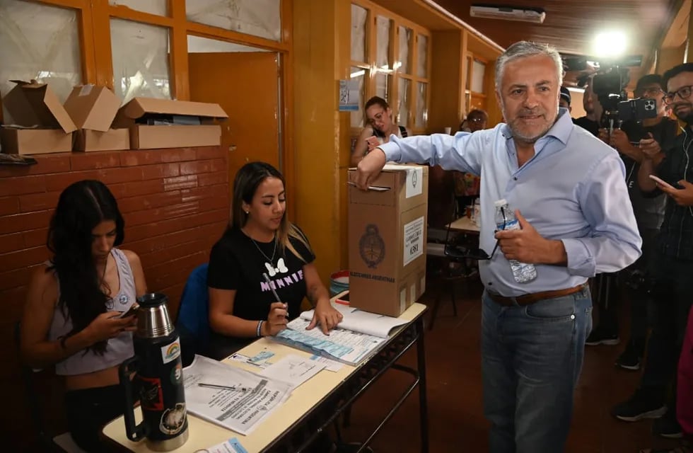 Alfredo Cornejo votó cerca del cierre de los comicios.