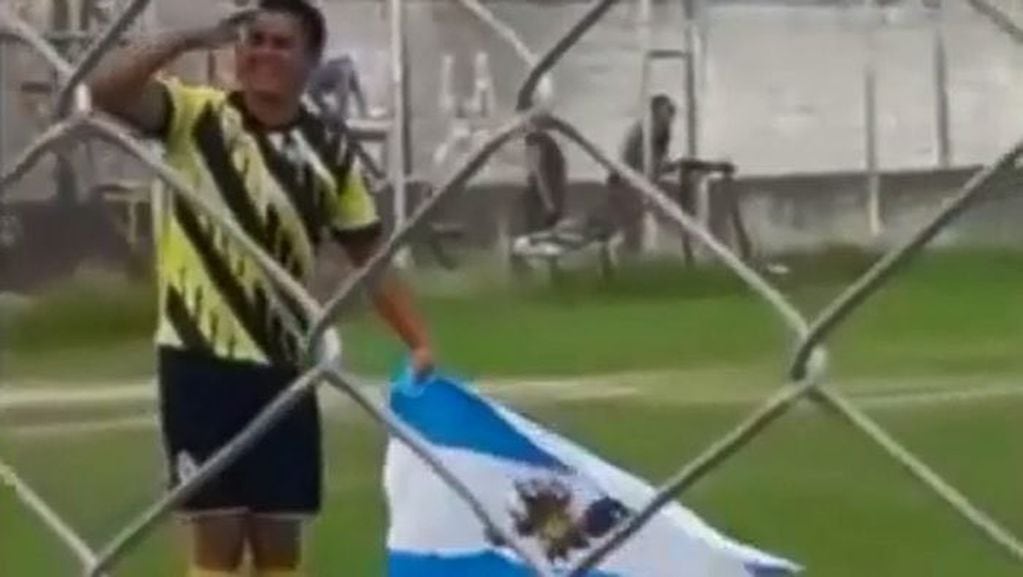 Roberto Muñoz celebra su gol con la bandera de las Islas Malvinas, pero luego se iría expulsado.